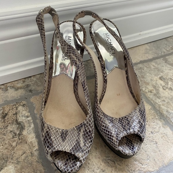 Micheal Kors heels - Picture 2 of 8